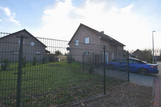 <h2><span>Instapklare & Vrijstaande Droomwoning | Ruimte, Flexibiliteit en 4+ Slaapkamers en E-peil B!</span></h2><h2><span>Unieke Eigenschappen</span></h2><p><span>Zoekt u een vrijstaande, uitzonderlijk ruime woning op een onderhoudsvriendelijk perceel? Deze prachtige residentie is zowel perfect voor grote gezinnen die uitbreiding zoeken, als voor vrijberoepers die wonen en werken willen combineren. Kortom, deze woning is ideaal voor iedereen die een vrijstaande woning met een ruime bewoonbare oppervlakte zoekt met tal van mogelijkheden.</span></p><h3><span>Troeven op een Rij;</span></h3><ul><li><span>Uitzonderlijke Ruimte: Geniet van een zeer ruime bewoonbare oppervlakte, vier ruime slaapkamers, een volledige onderkeldering en een uitbreidbare zolder (ideaal voor extra kamers).</span></li><li><span>Wonen én Werken: De woning is ideaal om een praktijk of kantoor aan huis te starten, dankzij de mogelijkheid tot een praktijkruimte met aparte toegang vanuit de inkomhal, wat de privacy van het woongedeelte waarborgt.</span></li><li><span>Instapklaar door Renovatie (2016): Alles is op punt gebracht: nieuwe vloeren, twee vernieuwde badkamers, airco in 3 slaapkamers, nieuwe goten/dakoversteek en boiler.</span></li><li><span>Zonovergoten Terras: Het sfeervolle, overdekte en zuidgeoriënteerde terras maakt het buitenleven compleet in alle seizoenen.</span></li></ul><h3><span>Mis deze Kans niet!</span></h3><p><span>Deze instapklare woning biedt maximale flexibiliteit en comfort voor iedereen die op zoek is naar ruimte en mogelijkheden. Wees er als eerste bij en bel voor een bezichtiging 011/220.750.</span></p>