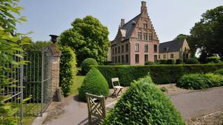 Instapklare en comfortabele <strong>SERVICEFLAT - ASSISTENTIEWONING</strong> te koop in <strong>Residentie Ter Walle </strong>dichtbij het centrum van <strong>Brugge</strong>.<br />De residentie is rustig gelegen in een groene omgeving met parktuin, rozentuin en vijver.<br />Ideaal als vastgoedinvestering of voor eigen gebruik (65+)<br />+ Instapklaar!<br />+ Geschikt voor minder mobiele personen!<br />+ Energielabel B! <br />+ Asbestveilig!<br />+ Erkend door Zorg en Gezondheid van de Vlaamse overheid!<br />+ Uitstekende mobiscore 9,1 op 10!<br /><br />De flat omvat een inkom hal, een lichtrijke leefruimte met open ingerichte kitchenette, een volwaardige slaapkamer met ensuite badkamer met inloopdouche.<br />Een grote raampartij zorgt voor veel lichtinval in de leefruimte.<br />Volgende voorzieningen zijn aanwezig:<br />- noodknop<br />- video-intercom<br />- badkamer met steungrip en zitje<br /><br />Bewoners kunnen gebruik maken van de gemeenschappelijke ruimtes voor sociaal contact en ontspanning.<br />Ze kunnen ook een beroep doen op de diverse functionaliteiten en diensten op het gebied van wonen, zorgen en activiteiten.<br /><br />Vastgoedinlichtingen in aanvraag<br />P-score=D G-score=D<br />#vastgoedinvestering #brugge