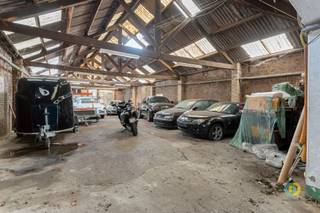 On a easily accessible and strategically located we offer for sale this versatile property. The property constitutes an excellent opportunity...