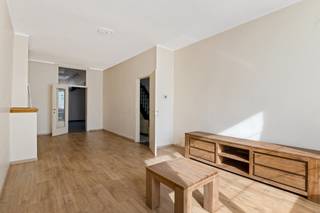 <p>In de charmante Guldenvliesstraat, een rustige zijstraat in het geliefde Zurenborg, wacht deze verzorgde woning op haar nieuwe bewoners.</p>
<p>De woning combineert authenticiteit met wooncomfort en biedt verrassend veel ruimte. Op de verschillende verdiepingen zijn er vier volwaardige slaapkamers, ideaal voor een groot gezin of wie graag werken en wonen combineert. De leefruimtes baden in licht en laten zich flexibel inrichten naar ieders wensen.</p>
<p>Een bijzondere troef is de ruime, droge kelder, die perfect als berging kan dienen, hobbyruimte of zelfs als wijnkelder. Hoewel er geen tuin aanwezig is, zijn er mogelijkheden om één of twee terrassen te creëren, zodat u toch van een eigen buitenplek kan genieten.</p>
<p>De ligging kan nauwelijks beter: midden in Zurenborg, met haar prachtige architectuur, gezellige pleinen en een breed aanbod aan restaurants, cafés en winkels. Tegelijk woont u hier rustig en residentieel, met een vlotte bereikbaarheid naar het centrum en het station.</p>
<p>Kortom, een ruime stadswoning met karakter die de unieke Zurenborgsfeer combineert met hedendaags wooncomfort.<br /><br />Extra's:<br />- Door de oppervlaktes van de kamers, kan hier perfect aan co-housing worden gedaan<br />- EPC: 313kWh/m2<br /><br /><span>Meer info en attesten (EPC, EK ) te vinden op: www.jamar.immo</span></p>
<p>Wg, Gvkr, Gvv, Gmo, Vg</p>