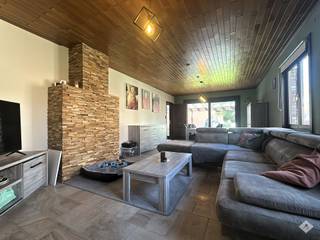 Deze ruime en instapklare woning is ideaal gelegen op een perceel van maar liefst 9 are, op korte afstand van het centrum van Buggenhout.Dankzij de...