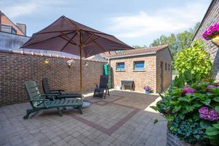 house for sale in the Bosstraat in Boom<br />layout:<br />ground floor:<br />- spacious living room<br />- fully equipped kitchen<br />- hobby room/storage/garden house (next to the kitchen)<br />- toilet<br />- maintenance-friendly garden<br />- spacious garage<br />first floor:<br />- bedroom 1 (approx. 23m²)<br />- bathroom with double sink, shower and toilet<br />attic floor:<br />- bedroom 2 (approx. 32m²) (possibility to split into 2 rooms)<br />There is also a dry cellar.<br /><br />Location: This house for sale in Boom is located in the Bosstraat, next to the De Schorre recreation area in Boom. Antwerp, Brussels and Mechelen are easily and quickly accessible via the A12 (5 min) and E19 (10 min).<br /><br />Details:<br />- half open<br />- garage<br />- garden<br />- electricity compliant<br />- possibility for 3 bedrooms<br />- near De Schorre<br /><br />Are you looking for a spacious, ready-to-move-in house for sale in Boom? Please feel free to contact one of our colleagues at Dewaele real estate.<br /><br />The property is offered through the Pre-sale formula. On 05/09/2026 between 10:00 and 14:00, you can come visit the house by appointment and make an offer. The listed price is a starting price. For further information, please contact the property agent.<br /><br />Register of measures: no