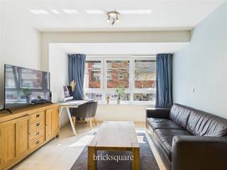 SCHAERBEEK - Découvrez cet appartement en très bon état, idéalement situé au carrefour du quartier des institutions européennes et du Cinquantenaire à Schaerbeek, à deux pas de Woluwé-Saint-Lambert.À proximité de tous les commerces (Colruyt à 200m), écoles et transports en commun (Tram 7). Les axes routiers principaux offrent un accès rapide au centre-ville et aux zones environnantes, permettant ainsi de profiter d'un cadre de vie à la fois calme et dynamique.Cet appartement de 62 m², situé au 1er étage d’une résidence récente, vous séduira par sa belle situation, ses espaces et sa luminosité. Il se compose d’un hall d’entrée, d’un grand séjour lumineux avec une cuisine équipée, d'une chambre, d'un bureau, d’une salle de douche et toilette. L'immeuble présente plusieurs atouts, notamment l’accès à son jardin privatif octroyant un espace de calme au cœur de la ville. PEB D, châssis double vitrage, électricité conforme, parlophone, local à vélo, local poubelle. Chauffage électrique, nouveau boiler (2025).Charges communes : 163 € par moisContactez BrickSquare pour plus d'informations : 02/315.25.13 ou www.bricksquare.be