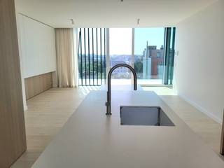 Ruime zuid-gericht penthouse gelegen in het centrum van Koksijde-Bad op het 6de verdiep van de nieuwbouwresidentie 'Coxy-Dunes'. <br />Dit 2-slaapkamer appartement werd tot in de puntjes afgewerkt en omvat: <br />Inkom, woonkamer met open keuken voorzien van een ruime berging, 2 slaapkamers met inmaakkasten, badkamer met inloopdouche, toilet en 2 ruime terrassen waar u de hele dag door kunt genieten van de zon en avondzon.