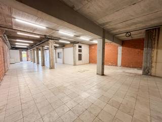 Magazijn van 220m² op commercieel centrum Pottelberg, met mogelijkheid tot twee bureau's. Automatische poort +/-2m80 hoog, sanitair blok aanwezig. Gratis parking, vlotte bereikbaarheid. <br /><br /> Interesse? Bel of mail Jasper 0479/27 71 92 - jasper@immopottelberg.be