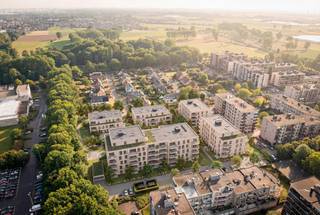 Gelegen langsheen de statige Lange Dreef, op een boogscheut van het charmante kasteel <strong>Cortewalle</strong>, biedt project De Dreve een unieke <strong>combinatie van rust, natuur en ruimte, met tegelijk alle voorzieningen binnen handbereik</strong>. Winkels, de wekelijkse markt, de bibliotheek, het gemeentehuis en het cultureel centrum bevinden zich op korte wandelafstand.<br /><br />Met 125 appartementen en een gevarieerd aanbod aan één-, twee- en drieslaapkamerappartementen, aangevuld met exclusieve penthouses, lijkt De Dreve op het eerste gezicht grootschalig. Toch zorgt de doordachte indeling, de sterke nadruk op groen en het respect voor de omgeving voor een verrassend kleinschalige en aangename woonbeleving. Open ruimtes, mooie zichtlijnen en een natuurlijke integratie creëren een harmonieus geheel.<br /><br />Daarnaast staat De Dreve garant voor hedendaags en kwalitatief wonen. Elk appartement wordt afgewerkt met duurzame materialen en uitgerust met energiezuinige technieken zoals <strong>geothermische warmtepompen en ventilatiesysteem D</strong>. Comfort, toekomstgerichtheid en rust staan hier centraal.<br /><br />De Dreve behoort zonder twijfel tot één van de meest gegeerde woonlocaties in Beveren.<br /><br />Verder is het volledige project voorzien van <strong>een ondergrondse parkeergarage met 125 staanplaatsen</strong>, voldoende bergingen en gemeenschappelijke fietsenbergingen. De autostaanplaatsen en bergingen zijn niet mee inbegrepen in de geafficheerde verkoopprijzen. <br /><br />Bovendien komt dit project in aanmerking voor het verlaagde <strong>BTW-tarief van 6%*</strong> (*onder voorbehoud dat u als koper voldoet aan de geldende voorwaarden, zoals eigen bewoning of langdurige verhuur).<br /><br />Ziet u zichzelf hier al wonen? Wij bezorgen u graag alle informatie. <strong>Bovendien zijn er nog meerdere appartementen beschikbaar met verschillende indelingen</strong>, zodat u zeker een woonst vindt die perfect aansluit bij uw wensen. Contacteer ons vandaag nog via verkoop@homevast.be of 03 344 77 44 en plan uw persoonlijk gesprek of vraag ons om meer informatie.