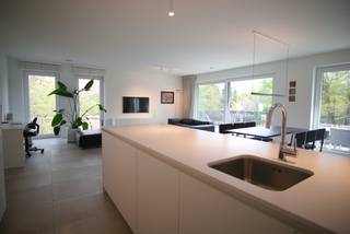Prachtig modern nieuwbouwappartement (2021) te Hoogboom<br /><br />Ontdek dit lichtrijke en instapklare appartement op de eerste verdieping, gelegen in het groene en gegeerde Hoogboom (Kapellen). Gebouwd in 2021 en afgewerkt met oog voor comfort en stijl, biedt deze woning een bewoonbare oppervlakte van 118,7 m² en een uitzonderlijk gevoel van ruimte en licht.<br /><br />De zeer ruime leefruimte met grote raampartijen sluit naadloos aan op de moderne open keuken, ideaal voor wie houdt van gezelligheid en functionaliteit. Het appartement beschikt over twee slaapkamers (13 m² en 8 m²), perfect als hoofdslaapkamer en kinder-, logeer- of bureauruimte.<br /><br />De luxueuze badkamer is uitgerust met een dubbele lavabo, een regendouche én een ligbad — alles wat je nodig hebt om volledig tot rust te komen.<br /><br />Indeling en troeven:<br /><br />Zeer ruime en lichtrijke living dankzij grote raampartijen<br />Moderne open keuken, volledig geïntegreerd in de leefruimte<br />2 volwaardige slaapkamers (13 m² en 8 m²)<br />Luxe badkamer met dubbele lavabo, regendouche én ligbad<br />Praktische berging in het appartement + extra kelderberging<br />Ingebouwde maatkasten (incl. buffet- en tv-meubel)<br /><br />Buitenruimte:<br /><br />Groot en zonnig terras van maar liefst 26 m² aan de achterzijde<br />Rustgevend uitzicht op groen en natuur<br />Uitklapbare zonnewering voor extra comfort op warme dagen<br /><br />Extra comfort:<br /><br />Lift aanwezig in het gebouw<br />Ondergrondse autostaanplaats, vlak bij de uitrit<br />Fietsparkeerplaats in het tuinhuis<br /><br />Energiezuinig wonen:<br /><br />Uitstekende EPC-score: A (E19) – slechts 31 kWh/m² jaar<br /><br />Oppervlakte:<br /><br />Bewoonbare oppervlakte: 118,7 m²<br />Terras: 26,1 m²<br /><br />Dit appartement is ideaal voor wie comfortabel en energiezuinig wil wonen in een moderne omgeving, met alle voorzieningen binnen handbereik.