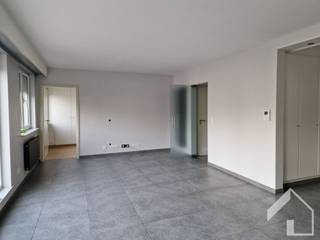 <p><span>Ontdek dit uitstekend onderhouden appartement, rustig gelegen op de eerste verdieping aan de achterzijde van het gebouw, ver weg van de straatzijde. Hier geniet u van alle comfort in een aangename en stille omgeving.</span></p><p><span>Bij het binnenkomen betreedt u de inkomhal met gastentoilet en een praktische berging/technische ruimte. Via een glazen deur komt u in de lichtrijke leefruimte. Aan de rechterzijde bevindt zich een polyvalente kamer, ideaal als slaapkamer of bureau, voorzien van ingemaakte kasten. Centraal ligt de volledig ingerichte keuken, terwijl aan de linkerzijde de ruime master bedroom met ingemaakte kasten toegang biedt tot de verzorgde badkamer, uitgerust met een lavabo, toilet en inloopdouche.</span></p><p><span>Als extra troef beschikt het appartement over een prachtig ruim terras aan de achterzijde, waar u in alle rust kunt genieten.</span></p><p><span>Een vaste autostaanplaats is inbegrepen in de prijs. De gemeenschappelijke kosten bedragen slechts 50 per maand.</span></p><p><span> </span></p><p><span>Bent u op zoek naar een instapklaar appartement op een rustige ligging? Aarzel dan niet en plan vandaag nog uw bezoek. Contacteer ons voor meer informatie of een bezichtiging ter plaatse. Wij helpen u graag verder!</span></p>