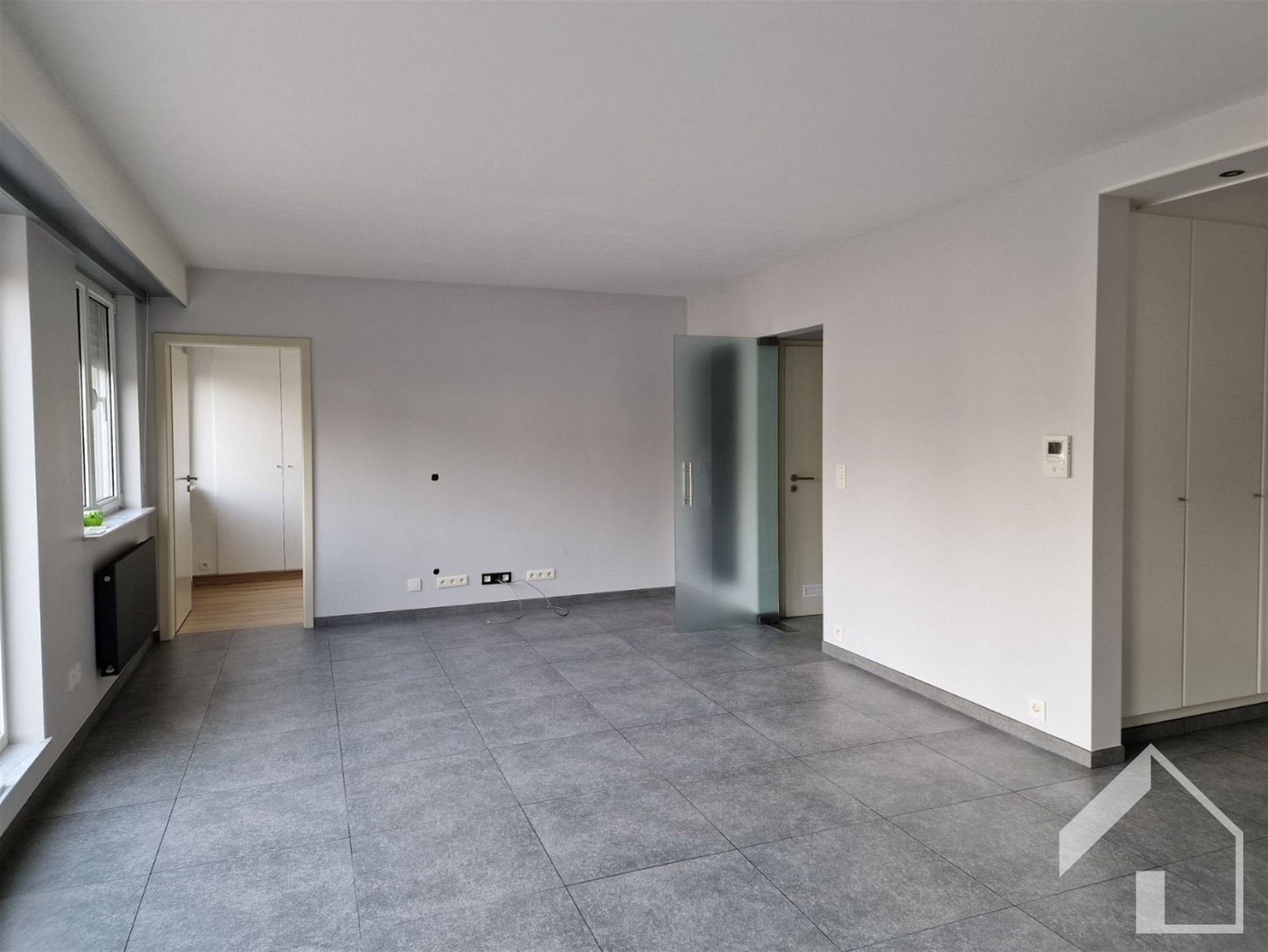 Recent gerenoveerd appartement met 2 slpk, prachtig terras en autostaanplaats - foto 3