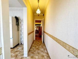 <p><span>Op zoek naar een woning die je volledig naar eigen smaak kan renoveren? Dan biedt deze halfopen bebouwing in het centrum van Hamme heel wat mogelijkheden!</span></p><p><span>Deze woning is centraal gelegen, op korte afstand van winkels, scholen en andere voorzieningen. <br /><br />Dankzij de praktische indeling, de aangename tuin en de handige zij-toegang vanaf de straat vormt dit pand een interessante opportuniteit voor wie op zoek is naar een renovatieproject.</span></p><p><span>Op het gelijkvloers vinden we een inkomhal, een leefruimte met eetplaats, een keuken en een badkamer met douche, toilet en wastafel. Achteraan bevindt zich een veranda die toegang biedt tot de tuin.</span></p><p><span>De eerste verdieping beschikt over twee slaapkamers, waarbij de tweede slaapkamer voldoende mogelijkheden biedt om een afzonderlijke dressing te creëren.</span></p><p><span>Buiten geniet je van een langgerekte tuin met verschillende tuinbergingen. Een belangrijke troef is de afzonderlijke zij-toegang vanaf de straat, waardoor je de tuin gemakkelijk kan bereiken zonder door de woning te moeten.</span></p><p><span>De woning is toe aan renovatie, maar biedt daardoor de ideale kans om alles volledig naar eigen wensen en hedendaagse woonnormen in te richten.</span></p><p><span>Ben jij klaar om deze woning een tweede leven te geven? Contacteer ons voor meer informatie of een bezoek ter plaatse en ontdek zelf de mogelijkheden van dit pand!</span></p><p><span> </span></p><p><span>Bekijk ook onze visuele tour: <span>https://web-player.walkly.app/VoT9ChdTkk3ayg4RKdVj/aaKW2VVOFAZ3D5g5PvYR/ww/public</span></span><span> </span></p>