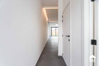 Totaal vernieuwde woning met 3 slaapkamers en tuin in hartje Menen!Op zoek naar een instapklare woning met een moderne afwerking en een centrale doch...