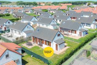 In Harendijke vinden we dit charmante vissershuisje terug op een perceel van 200 m². De woning werd gebouwd in 2008 en beschikt over een bewoonbare oppervlakte van 80 m² volgens EPC. Dankzij de gezellige indeling, de tuin en de privatieve staanplaats is dit een interessante woning als tweede verblijf of investering aan de kust.<br /><br />Op het gelijkvloers bevindt zich een inkomhal met apart toilet. De lichtrijke woonkamer sluit mooi aan op de keuken en eetkamer. De keuken is praktisch ingericht en voorzien van onder meer een vaatwasser, combioven, koelkast met vriesvak, inductiekookplaat en dampkap. Verder is er op het gelijkvloers een eerste slaapkamer met ingebouwde kasten en een badkamer met ligbad, douchevoorziening en lavabo.<br /><br />Op de eerste verdieping bevinden zich twee ruime slaapkamers en een nachthal met ingebouwde kasten. De woning wordt gemeubeld verkocht, waardoor ze meteen gebruiksklaar is.<br />Buiten geniet u van een aangename tuin met gras, terras, buitenverlichting, stopcontact en waterkraan. Daarnaast is er een praktische berging met de meters en de Vaillant CV-ketel.<br />Extra troeven zijn het EPC-label B, conforme elektriciteit, asbestveilige toestand, centrale verwarming, houten ramen met dubbele beglazing en een privatieve staanplaats.<br /><br />Een verzorgd en instapklaar vissershuisje op een aangename locatie in Harendijke.