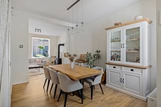 <strong>Instapklare 3-gevel woning met groot terras en verzorgde tuin, ideaal gelegen nabij het centrum van Everberg.<br />Herlancering wegens niet verkrijgen krediet koper !</strong><br />Gelijkvloers: Woonkamer welke opgesplitst in eetkamer en living. De living is tevens voorzien van een gashaard. Recente (2016) volledig ingerichte keuken en wasplaats/WC.<br />Eerste verdieping: Ruime slaapkamer en een ruime recente (2019) badkamer voorzien lavabo in meubel, ligbad met douche en WC.<br />Tweede verdieping: 2 slaapkamers beide voorzien van ingebouwde opbergkasten.<br />Zolder: kleine opbergzolder.<br />Kelderverdieping: Opbergkelder.<br />Buiten: 2 autostaanplaatsen naast de woning met laadinstallatie voor elektrische wagen. Verzorgde tuin en groot terras.<br />Extra info: Dak vernieuwd en vrijstaande zijmuur geïsoleerd in 2024, alarmsysteem en waterverzachter aanwezig. Ideale starterswoning !