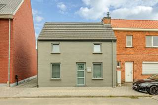 <span>In het groene</span><strong><span> </span>Moerzeke</strong><span>, nabij de Schelde, bevindt zich deze </span><strong>instapklare woning met 3 slaapkamers</strong><span> en een ruim terras. Op het gelijkvloers is er een aangename </span><strong>leefruimte</strong><span> en een </span><strong>volledig geïnstalleerde keuken<span> </span></strong><span>met zicht op de buitenruimte. Verder zijn er een </span><strong>apart toilet</strong><span>, een praktische </span><strong>berging</strong><span> en een afzonderlijke </span><strong>wasruimte<span> </span></strong><span>met plaats voor wasmachine en droogkast. Op de verdieping bevinden zich </span><strong>3 slaapkamers</strong><span> en een moderne </span><strong>badkamer met<span> </span></strong><span>zowel ligbad als douche. Achteraan biedt het </span><strong>ruime terras van ongeveer 45 m²</strong><span> volop plaats om buiten te eten en te ontspannen. Het terras is bovendien praktisch bereikbaar via een </span><strong>aparte toegang</strong><span> langs de zijkant. Daarnaast is er een </span><strong>tuinberging<span> </span></strong><span>van ongeveer 12 m², ideaal voor fietsen, tuinmeubilair en extra opslag. Ook technisch zit de woning goed, met </span><strong>driedubbele beglazing</strong><span>, </span><strong>EPC-label C</strong><span>, verwarming op aardgas, een </span><strong>conforme elektrische installatie</strong><span> en een </span><strong>asbestveilig attest</strong><span>. De woning ligt in een rustige omgeving, met mooie </span><strong>wandel- en fietsroutes langs de Schelde en de dijken</strong><span> in de buurt. Ook het dorpscentrum, dagelijkse voorzieningen en de omliggende gemeenten zijn vlot bereikbaar.</span>
