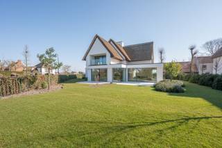 Prachtige nieuwbouwvilla te koop aan de rand van het Zoute, nabij de Kalfsmolen, op een perfect georiënteerd perceel. <br />Een exclusieve villa naar een ontwerp van Project Architects met Piet Bailyu die een moderne, strakke stijl combineert met een typische Knokse herkenbare touch. De luxueuze interieurafwerking werd uitgevoerd door de gerenommeerde firma Chrisma. <br /><br />Samenstelling van de villa: <br />Royale inkomhal met zeer ruime vestiaire en gastentoilet. <br />Leefruimte met salon en eetplaats, voorzien van een gashaard, uitgevend op het terras en de tuin. <br />Grote woonkeuken met keukeneiland, genietend van alle comfort met alle nodige huishoudtoestellen en aansluitend een praktische bijkeuken met extra berging. <br /><br />Op de eerste verdieping: <br />Drie volwaardige slaapkamers, elk met eigen badkamer en dressing. Handige bureauruimte op de nachthal.<br /><br />Tweede verdieping: <br />Verdieping die volledig naar eigen wens kan worden ingericht.<br /><br />Aangelegde tuin met terras en mogelijkheid tot het aanleggen van een zwembad. <br />Inpandige garage voor 2 wagens met open fietsenberging en aanpalende berging aan de garage. <br />Meerdere staanplaatsen buiten voor de villa. <br />Contacteer ons voor een bezoek.