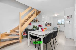 Dit prachtige duplexappartement bevindt zich in een kleinschalige, recente residentie (2016) en combineert moderne wooncomforten met een...