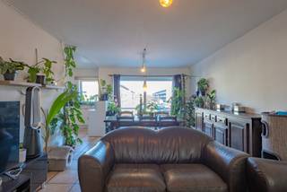 Dit goed onderhouden appartement, gebouwd in 1995, combineert een praktische indeling met een gunstige ligging. Via de inkomhal komen we in de ruime en lichtrijke woonkamer met open keuken. De keuken is uitgerust met een gasvuur, dampkap, ingebouwde koelkast en oven. Verder beschikt het appartement over twee slaapkamers, een praktische berging met aansluiting voor de wasmachine, een apart gastentoilet en een nette badkamer met ligbad en lavabomeubel. Een extra troef is het zonnige, zuidwest georiënteerde terras. Daarnaast beschikt het appartement over een private kelderberging, ideaal voor extra opslagruimte. Op energetisch vlak scoort het appartement uitstekend, met een EPC-score van slechts 97 kWh/m² (label A). Het appartement is bovendien asbestveilig en alle nutsvoorzieningen zijn individueel. Er is tevens de mogelijkheid om een garage bij aan te kopen, bereikbaar via de Papenweg. Dankzij de centrale ligging bevinden scholen, winkels en openbaar vervoer zich op wandelafstand. Door de combinatie van twee slaapkamers, een gunstig EPC en de centrale ligging is het appartement zowel interessant voor eigen bewoning als als opbrengsteigendom. Wenst u meer informatie en/of een bezichtiging? Contacteer ons via 03 568 03 03 of lauren@vastgoed03.be.