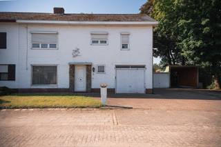 <p>Voor verdere info of een vrijblijvende waardebepaling van uw eigendom: kieran.dams@homixx.be of 016 792 901 <br /><br />Homixx Vastgoed stelt met trots deze charmante, halfopen bebouwing aan u voor, gelegen op een indrukwekkend en royaal perceel van maar liefst 1561 m². Dit vastgoedpareltje bevindt zich op een absolute toplocatie vlak bij de E313 en het openbaar vervoer, waardoor u geniet van een uitstekende bereikbaarheid en een vlotte verbinding. <br /><br />Bij het betreden van de woning ervaart u meteen een aangenaam gevoel van ruimte en licht. De praktische indeling biedt plaats aan drie volwaardige slaapkamers en één extra, compactere kamer die perfect kan dienen als babykamer, dressing of thuisbureau. De functionele badkamer is uitgerust met een comfortabel ligbad, ideaal om te ontspannen na een drukke werkdag. Een grote extra troef is de reeds geïsoleerde zolder, die u extra opbergruimte biedt of mits verdere afwerking kan worden omgevormd tot een prachtige polyvalente ruimte.<br /><br />Buiten is het puur genieten. De prachtig aangelegde en royale tuin is voorzien van een gezellig terras, waar u in alle rust en privacy kunt ontspannen of gezellige momenten kunt beleven met vrienden en familie. Als uw professionele vastgoedpartner ontzorgen wij u graag bij elke stap en begeleiden we u met onze persoonlijke en deskundige aanpak naar uw nieuwe thuis.</p>