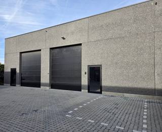 Op een zeer gunstige en rustige locatie, centraal gelegen tussen Bornem en Puurs en dichtbij alle nodige faciliteiten, bieden wij deze KMO-unit aan.<br /><br />Dit strategisch gelegen bedrijventerrein bevindt zich in de gouden driehoek Antwerpen – Brussel – Gent, met directe nabijheid van de N16 en uitstekende verbindingen naar de A12 en E17.<br /><br />De geïsoleerde unit van 126m² heeft een vrije hoogte van 6 meter. Er is een automatische sectionaalpoort (3,50m breed x 4m hoog), een lichtstraat met rookluik en een duurzame polybetonvloer, verlichting en een aantal stopcontacten.<br /><br />De unit is voorzien van water en elektriciteit.<br /><br />Als extra is er één autostaanplaats vooraan de unit. Tevens is er een gemeenschappelijke parking aanwezig.<br /><br />De huurprijs is exclusief BTW en onroerende voorheffing. De gemeenschappelijke kost wordt geschat op 30,00 euro.<br /><br />Indien gewenst kan de unit samen gehuurd worden met de woning die zich achter de unit bevindt.<br /><br />Heb je interesse in deze KMO-unit?<br />Neem gerust contact op via yordi@julimmo.be of 0473 76 18 07.