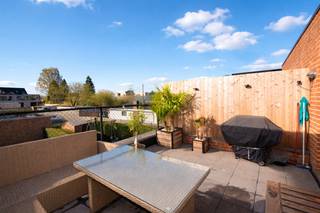 Instapklaar duplex appartement met 2 slaapkamers en ruim terras op een zeer goede locatie te Zandhoven, bestaande uit: apart toilet met handenwasser en plaats voor vestiaire;  leefruimte met veel lichtinval en directe toegang tot het aangename terras; open, ingerichte keuken voorzien van keramische kookplaat, dampkap, combi-oven en koelkast en berging met aansluiting voor wasmachine. Verdieping 2: twee slaapkamers, badkamer met ligbad/douchescherm en lavabomeubel. Bergzolder in de nok van het dak. Garagebox achter het gebouw bij aan te kopen (25.000 euro). Individuele nutsmeters, centrale verwarming op aardgas, alu ramen met dubbele beglazing, elektriciteit conform! Lage maandelijkse kosten. EPC: 169 kWh/m². Heden verhuurd.