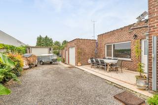 Deze instapklare half-open gezinswoning is gelegen op een mooi ZW-gericht perceel van 6 are 90 ca in Veltem-Beisem. Niet ver van de dorpskern en met goede verbindingen naar Leuven en Brussel.<br />Het gelijkvloers omvat een grote lichtvolle leefruimte (recente ramen/rolluiken), een achterliggende ingerichte keuken met toegang tot het Zuid-gericht terras, een grote berging, wasplaats en 2 garages. Op het 1ste verdiep bevinden zich 3 slaapkamers en een badkamer. De 4de slaapkamer met mezzanine en velux-ramen strekt zich uit over het ganse zolderverdiep. Ondergronds is er een voorraadkelder met een nieuwe gasketel dd 2026.<br />Het platte dak achteraan werd net bijkomend geïsoleerd en eind september worden hierop 6 nieuwe zonnepanelen geplaatst met een totaal vermogen van 2820 Wpiek.<br />Voor meer info of bezoek kan u me bereiken op 0477284876 of via vincent@immojanstas.be. Bijkomende info (EPC, vastgoedinfo, asbest, ... ) kan U hieronder downloaden ↓
