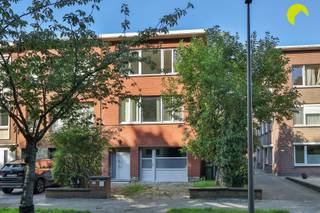 <p><span>Wij bieden u dit charmante en zeer lichtrijke appartement in de gegeerde Oosterveldwijk, dewelke is gelegen tussen de commerciële centra van Wilrijk, Berchem en Mortsel. Vanuit deze residentële wijk zijn winkels, scholen en alle vormen van openbaar vervoer (bus, tram, trein) op wandelafstand te bereiken. Tevens uitstekende verbinding naar de Antwerpse Ring en grote invalswegen.</span></p><p><span> </span></p><p><span>Het kleinschalige gebouw bestaat uit slechts 2 entiteiten en heeft aparte meters voor gas, water en elektriciteit. Er zijn dus géén gemeenschappelijke kosten! </span></p><p><span>Dit appartement op de tweede verdieping omvat een inkomhal met berging en vooraan een lichtrijke leefruimte in L-vorm. </span></p><p><span>Van hieruit kijk je op de groene kruinen van de bomen aan de overkant van de straat.</span></p><p><span>Achteraan is er de ingerichte keuken met ingebouwde vaatwasser, koelkast, oven en gaskookplaat. Aansluitend is er een handige bergruimte met aansluiting voor de wasmachine.</span></p><p><span>Vanuit de keuken krijg je toegang tot het terrasje waar je kan genieten van de avondzon en een prachtig groen uitzicht.</span></p><p><span>Centraal is er de badkamer met douche en een lavabomeubel met spiegelkast. Het toilet is apart. Alle sanitaire leidingen zijn volledig vernieuwd!</span></p><p><span>Verder zijn er nog 2 volwaardige slaapkamers (15 m² en 11 m²). </span></p><p><span> </span></p><p><span>Bij het appartement hoort tenslotte nog een handige bergruimte in de kelder.</span></p><p><span> </span></p><p><span>Troeven:</span></p><p><span> </span></p><p><span>- Instapklaar appartement met 2 volwaardige slaapkamers en veel lichtinval</span></p><p><span>- Gegeerde locatie in rustige woonwijk met veel parkeergelegenheid voor de deur</span></p><p><span>- Dak geïsoleerd in 2020, nieuwe ramen van 2016, HR condensatieketel van 2013</span></p><p><span>- Klein gebouw zonder gemeenschappelijke kosten!</span></p><p><span> </span></p><p><span>EPC: 293 kWh/m²jaar - C-label - Elektriciteit conform</span></p><p><span>Waterinfo: G-score A - P-score A</span></p><p><span>Stedenbouwkundige inlichtingen in aanvraag</span></p><p><span> </span></p><p><span>Voor een bezoek ter plaatse kan u ons contacteren op het nummer 03 449 42 41 of mail ons via hallo@habicom.be</span></p><p><span>Benieuwd naar de waarde van jouw woning? Check het gratis op <span>www.watismijnhuiswaard.be</span></span><span> </span></p><p><span> </span></p><p><span> </span></p>