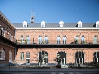 <strong>Karaktervolle loft (casco) met een overvloed aan licht in het befaamde project Academie op korte wandelafstand van het Gravensteen. </strong><br /><br />Deze karaktervolle loft bevindt zich in het befaamde project Academie, op korte wandelafstand van het Gravensteen, midden in het historische centrum. Een unieke plek waar erfgoed, architectuur en hedendaags wooncomfort samenkomen.<br /><br />De loft, gelegen op de tweede verdieping, onderscheidt zich door zijn indrukwekkend volume en een overvloed aan licht. De imposante dakramen zorgen voor prachtig zenitaal licht. De fijne stalen ramen benadrukken het industriële en kunstzinnige karakter van het geheel en versterken de architecturale uitstraling.<br /><br />De casco afwerking laat u toe de indeling en het interieur volledig naar eigen inzicht en smaak te realiseren. Een uitgelezen kans voor wie verlangt naar een ruimte met karakter en creatieve vrijheid.<br /><br />Project Academie gaf de historische kunstacademie en brandweerkazerne een nieuw leven, met een doordachte en stijlvolle herbestemming die de originele karakterelementen maximaal bewaart en versterkt.<br /><br />De loft is aangesloten op het warmtenet, wat garant staat voor een hoge energie-efficiëntie en een zorgeloos wooncomfort, zonder onderhoud.<br /><br />Tot slot is er de mogelijkheid tot aankoop van twee ondergrondse parkeerplaatsen, een absolute meerwaarde voor deze centrale ligging.<br /><br /><strong>Een kunstzinnige, lichtrijke en uitzonderlijke woonplek in het hart van de stad, voor wie op zoek is naar iets écht bijzonders.</strong>