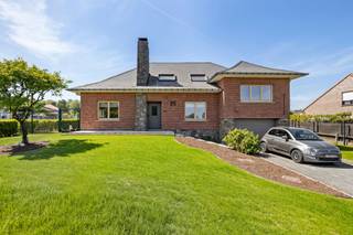 Wij bieden u deze degelijk gerenoveerde villa aan, afgewerkt met kwalitatieve materialen. De woning is praktisch ingedeeld en meteen...