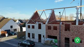 Deze nieuwbouwwoning is gelegen te Zande en bestaat uit: <br /><br />Gelijkvloers: inkomhal - gastentoilet - lichtrijke living met open ingerichte keuken - berging - garage.<br /><br />Op 1ste verdieping: nachthal - afzonderlijk toilet - 3 slaapkamers - badkamer - zolderluik naar de opbergzolder.<br /><br />troeven van deze woning: <br /><br />- rustige en centrale ligging, dichtbij Gistel en de kust<br />- energiezuinig<br />- kwalitatief en duurzaam afgewerkt<br />- 6% BTW mogelijk !<br /><br />EPC: Woning in aanbouw<br /><br />Prijs 349 000 € (exclusief registratierechten op de bouwgrond, exclusief BTW op de constructie, exclusief aansluitingskosten. Exclusief kosten landmeter, architect, .... ).
