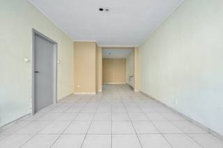 <strong>Op zoek naar een woning op een toplocatie in Bornem, die je helemaal naar je eigen smaak kan inrichten?</strong> Dan is deze woning in de Nieuwstraat misschien wel iets voor jou!<br /><br />Dankzij de centrale ligging woon je hier op <strong>wandelafstand van het centrum van Bornem</strong> en vlak bij het treinstation. Ideaal voor wie graag alles binnen handbereik heeft!<br /><br />De woning beschikt over <strong>3 slaapkamers</strong>, een badkamer, een gezellige woonkamer met eetruimte en een keuken. Ook de <strong>garage is een mooie troef</strong>, zeker op deze centrale locatie.<br /><br /><strong>De woning kan nog wat liefde en aandacht gebruiken, maar net daarin schuilt het potentieel. </strong>Met wat visie en creativiteit maak je hier ongetwijfeld een fijne thuis van. Om je alvast op weg te helpen, delen we in onze advertentie enkele inspirerende impressies die tonen wat er allemaal mogelijk is.<br /><br /><strong>Zie jij hier jouw toekomstige thuis?</strong> Kom de woning zelf ontdekken en laat je verrassen door de mogelijkheden!<br /><br />Hopelijk tot binnenkort tijdens een bezoekje! 🏡