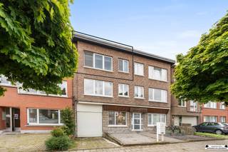 <p>Appartement de deux chambres à rafraîchir</p><p>Au deuxième étage se trouve cet appartement à fort potentiel, idéal pour ceux qui aiment rafraîchir et décorer un logement à leur goût. Grâce à son agencement pratique et à la présence d'un garage box, il s'agit d'une opportunité intéressante à la fois pour l'occupation par le propriétaire et pour l'investissement.<br />En entrant dans l'appartement, on accède immédiatement au salon, qui bénéficie d'une agréable lumière naturelle. A côté se trouvent les deux chambres à coucher, dont une chambre principale spacieuse et une deuxième chambre plus petite qui pourrait parfaitement servir d'espace pour les enfants, les invités ou le bureau.</p><p>La cuisine est équipée de l'essentiel et dispose de nombreux placards de rangement. La salle de bains est équipée d'une douche, de toilettes et d'un lavabo. En outre, l'appartement dispose d'une petite terrasse où vous pourrez profiter de l'air frais extérieur.</p><p>Détails:<br />Label EPC : B avec un score de 178 kWh/(m2an)<br />Inspection électricité conforme<br /> </p>