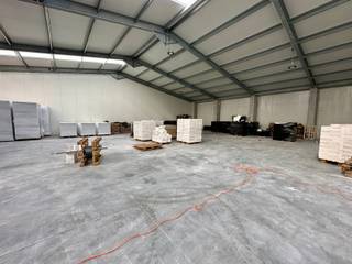 Centraal gelegen loods/stockageruimte op 2,3km van het op- en afrittencomplex E40 Aalst. Deze vernieuwde loods is bereikbaar via een afgesloten poort aan de straatkant met toegangscode. Ze bevat 500m² bruikbare oppervlakte met een nokhoogte van 7m en beschikt over 1 grote automatische garagepoort. Mogelijkheid tot huren van een apart bureautje. De huurprijs bedraagt 2.500EUR exclusief BTW. Onmiddellijk beschikbaar! Voor meer info of een bezoek stuur gerust een mailtje naar affligem@immoaccenta.be
