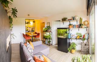 Gezellig apartement op het Hollandsveld. Dit gerenoveerde appartement is gelegen in de gegeerde groene buurt ‘Hollands Veld’. Zeer gunstig geleden en op wandel/fietsafstand van het bruisende stadscentrum van Hasselt. <br /><br />Het apartement ligt op het derde verdiep van Resudentie Johan Strauss. Dankzij haar grote raampartijen en zuidelijke ligging is deze woonst erg lichtrijk. <br />Het apartment zelf werd grondig gerenoveerd in 2015 en verder opgefrist in 2024. <br /><br />Via de inkomhal stap je binnen in een gezellige open leefruimte compleet met een knusse zithoek, eetplaats en open keuken. <br /><br />Verder is er een ruime slaapkamer met inbouwkasten en een badkamer met inloopdouche, wastafel en hangtoilet. Daarnaast is ook de wasplaats geïntegreerd in de badkamer. <br /><br />Vanuit de zithoek stap je buiten op het zuidoost georiënteerd overdekt terras met een vrij uitzicht op een groen park. <br /><br />Extra’s: videofoon, conforme elektriciteit, convector kachel met thermostaat, vliegenramen, raamdecoratie op maat, lift ik het gebouw en zonwerend glas. <br /><br />Gemeenschappelijke kosten: 60,93 Euro (voor het reservekapitaal) en 86,43 Euro (voor provisie) per maand <br /><br />Ideaal als startersappartement, investering of studentenkot. <br /><br />