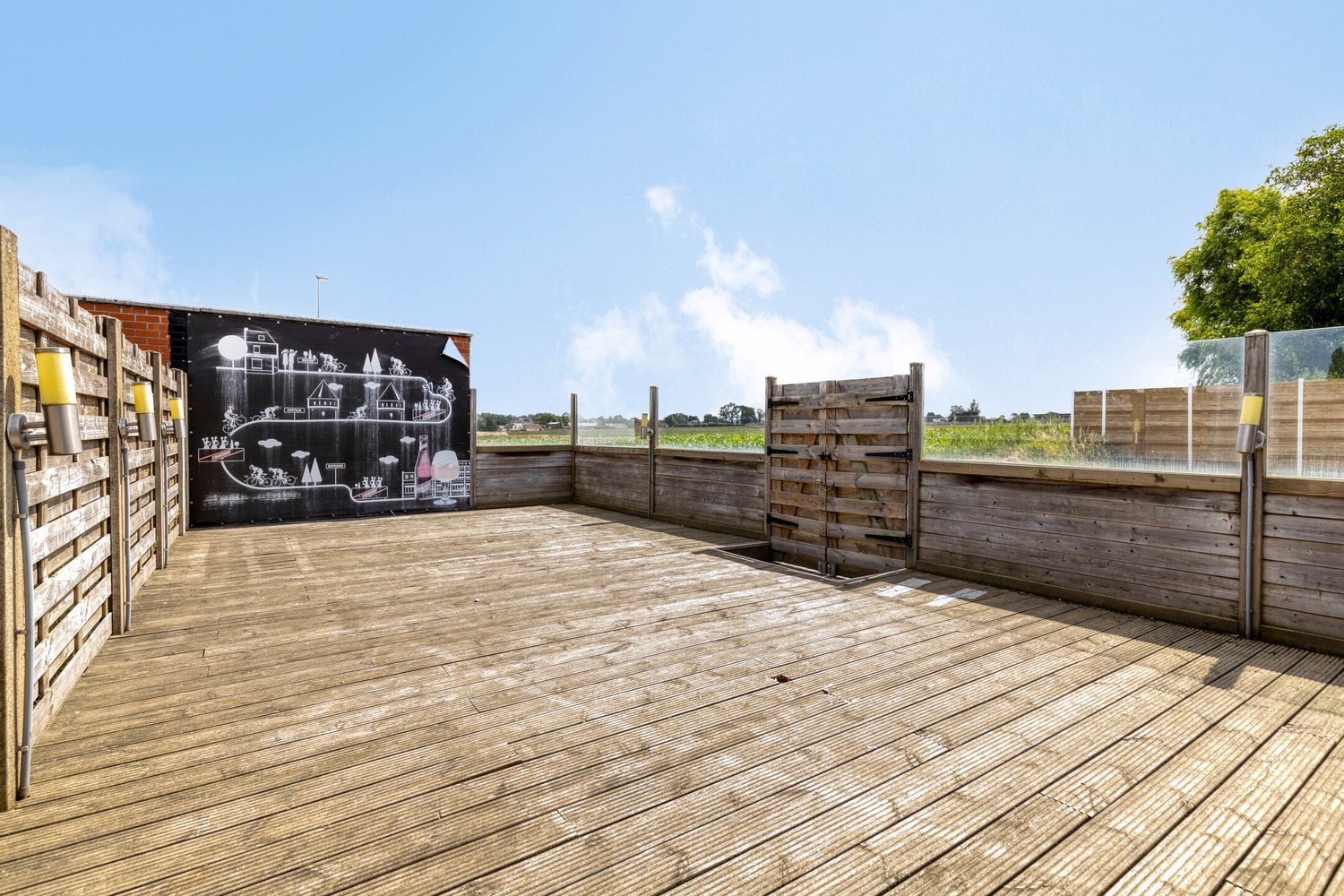 GOED GELEGEN HANDELSWONING MET TERRAS & GARAGE - foto 3