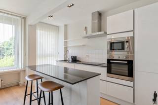 Prachtig gerenoveerd twee slaapkamer appartement (ca. 100 m²) gelegen aan dé toekomstige hotspot van Antwerpen! Nabij openbaar vervoer, de oude binnenstad, het MAS, winkels e.d. Indeling: We komen het appartement binnen in een ruime inkomhal met apart gastentoilet. Aan de voorzijde van het appartement vinden we de leefruimte op eiken parket met volledig geïnstalleerde open keuken (koelkast, vaatwasser, oven, dampkap, keramische kookplaat). Verder werd er een technische berging voorzien met aansluiting voor was- en droogmachine. Aan de achterzijde bevinden zich de slaapkamers (8m² en 16m²). Beide hebben toegang tot het terras en de hoofdslaapkamer is voorzien van een open dressing. Tot slot hebben we de luxueuze badkamer met grote inloopdouche! Bijzonderheden: AK ca. €250/maand. (reservefonds, blokpolis, verwarming en water van het appartement, onderhoud en verbruik gemeenschappelijke delen en lift) Volgende zaken werden reeds vernieuwd in het gebouw: Lift, CV-installatie op gas, videofonie, inkomdeur van het gebouw en het dak. EPC: 250 kWh/m².