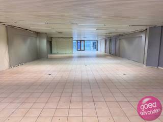Handelspand met een oppervlakte van 420 m² gelegen in de Sint-Truiderstraat op enkele passen van de Grote Markt.Het pand heeft een gevelbreedte van...