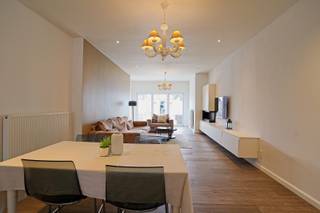 Zeer goed verzorgde en grotendeels gerenoveerde woning, gelegen op een gunstige locatie in Hemiksem. De woning werd in 2018 grondig gerenoveerd en is bijzonder goed onderhouden.<br /><span><span><span><span><span><span><span><span><span><span><span><span><span><span>De woning omvat een ruime woonkamer, een volledig ingerichte keuken met kwaliteitsvolle toestellen, </span><span>3 slaapkamers</span><span> waarvan de master bedroom beschikt over een dressing, en een grote badkamer met inloopdouche, ligbad, toilet en dubbele lavabo. Verder is er een praktische berging met aansluitingen voor wasmachine en droogkast.</span></span></span></span></span></span></span></span></span></span></span></span></span></span><br /><span><span><span><span><span><span><span><span><span><span><span><span><span><span>De woning beschikt bovendien over </span><span>2 zolders</span><span>, waarvan één nog kan worden ingericht als extra slaapkamer, bureau of hobbyruimte.</span></span></span></span></span></span></span></span></span></span></span></span></span></span><br /><span><span><span><span><span><span><span><span><span><span><span><span><span><span>Achteraan bevindt zich een onderhoudsvriendelijke tuin met kunstgras, tuinhuis en een aparte toegang voor fietsen.</span></span></span></span></span></span></span></span></span></span></span></span></span></span><br /><span><span><span><span><span><span><span><span><span><span><span><span><span><span>Troeven:</span><span> nieuwe PVC-ramen, nieuwe condensatieketel, instapklaar en zeer goed onderhouden. De gevels dienen nog afgewerkt te worden.</span></span></span></span></span></span></span></span></span></span></span></span></span></span><br /><span><span><span><span><span><span><span><span><span><span><span><span><span><span>Een ideale gezinswoning met </span><span>veel comfort, ruimte en uitbreidingsmogelijkheden</span><span>!</span></span></span></span></span></span></span></span></span></span></span></span></span></span><br />Referentie: 5724