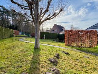 RUIME OPEN BEBOUWING, gelegen aan de voet van de Edelareberg, op een RUIM PERCEEL van ca. 1.034 m². Deze woning biedt dankzij haar RUIME...
