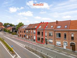 Deze woonst met veel potentieel bevindt zich op een boogscheut van het centrum van Leuven, het openbaar vervoer, tal van winkels en de belangrijkste verbindingswegen. Dankzij het EPC-label C geldt er geen renovatieplicht, wat deze woning extra interessant maakt voor zowel eigen bewoning als investering. De woning kenmerkt zich door haar degelijke constructie en groot volume. Mits modernisatie, maakt u hier een prachtige woonst van. De indeling omvat een ruime woonkamer met eetplaats, een aparte keuken en een aangenaam zicht op de ruime stadskoer met praktische bijbouw, ideaal als extra bergruimte, hobbyruimte of atelier. De badkamer met douche en toilet bevindt zich eveneens op het gelijkvloers. Op de verdiepingen bevinden zich 3 ruime slaapkamers, voorzien van inbouwkasten, wat zorgt voor een optimaal gebruik van de beschikbare ruimte. Daarnaast beschikt de woning over een zolderruimte met extra mogelijkheden zoals bijvoorbeeld een dressing, logeerruimte of home office,… De woning is tevens onderkelderd en biedt zo bijkomende opbergruimte. Met een bewoonbare oppervlakte van 157 m² (ref. EPC) biedt deze eigendom tal van mogelijkheden voor starters, gezinnen die hun thuis volledig naar eigen smaak willen inrichten of investeerders die op zoek zijn naar een waardevaste belegging na opfrissing, bijvoorbeeld voor verhuur aan co-housers. Kortom: Een eigendom met ruimte en potentieel op een uitstekende ligging. Interesse? Contacteer ons via info@homies.be of 016 22 82 22.<br />