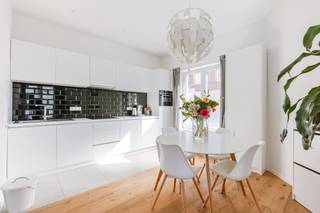Deze charmante woning bevindt zich in de Victoriastraat, op een uitstekende locatie nabij het station Gent-Sint-Pieters. Met een bewoonbare oppervlakte van circa 123 m², drie slaapkamers, een ruime kelder en een aangenaam terras biedt de woning een mooie combinatie van ruimte, comfort en een centrale ligging.<br /><br />De woning werd enkele jaren geleden volledig gerenoveerd en is daardoor instapklaar. De leefruimtes zijn praktisch ingedeeld en bieden voldoende plaats voor zowel een gezellige zithoek als een eetruimte. De keuken sluit mooi aan bij de leefruimte en vormt een aangename plek voor dagelijks gebruik.<br /><br />Op de verdiepingen bevinden zich drie slaapkamers, waardoor de woning geschikt is voor een gezin, koppel of wie een extra kamer wenst als bureau, hobby- of logeerkamer. Daarnaast beschikt de woning over een goed uitgeruste badkamer en een grote kleder als opbergruimte.<br /><br />Een absolute troef is het aangename terras op de bovenste verdieping. Dankzij de westelijke oriëntatie geniet u hier vanaf de middag tot in de avond van de zon, ideaal om buiten te eten of rustig te ontspannen.<br /><br />Ook de ligging is een grote meerwaarde. Het station Gent-Sint-Pieters bevindt zich op korte afstand, net als verschillende winkels, gezellige horecazaken en dagelijkse voorzieningen. Dankzij de uitstekende verbindingen is ook het centrum van Gent vlot bereikbaar, zowel met de fiets als met het openbaar vervoer.<br /><br />Door de combinatie van de drie slaapkamers, de centrale ligging en de reeds uitgevoerde renovatie is deze woning bovendien bijzonder interessant als investering, zowel voor verhuur op lange termijn als voor investeerders die op zoek zijn naar een instapklaar pand op een sterke locatie.<br /><br />Interesse? Contacteer Arthur op +32 473 28 42 26 of info@vicusvastgoed.be.
