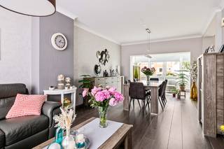 Zeer gunstig en rustig gelegen woning in de residentiële woonwijk 'Kleine Paepedalen'.  Er is geen doorgaand verkeer.  De woning bevindt zich op wandelafstand van een speeltuin, het is een zeer kindvriendelijke woonomgeving!   Verder ligt dit huis ook op wandelafstand van enkele winkels, scholen en het openbaar vervoer.  De oprit van de A12 ligt op slechts enkele minuten rijden, ideaal voor woon-werkverkeer.  Er is voldoende parkeergelegenheid in de straat en tevens in de <strong><em>eigen garage met oprit.</em></strong><br /><br />Op het <em><strong>GLVL </strong></em>bevinden zich de inkomhal, een berging, de garage met aansluiting wasmachine en een veranda.  Op het <strong><em>1e verdiep</em></strong> zijn een hal, een apart toilet, een woonkamer met lichtstraat in uitbouw en een keuken aanwezig.  Op het <strong><em>2e verdiep </em></strong>zijn een hal, een badkamer met toilet en 3 slaapkamers.  De <strong><em>tuin </em></strong>is noord-gericht en aangelegd met gras, beplantingen, een ruim terras en een tuinhuis.  <br /><br />Deze woning werd gebouwd in 1973.  Volgende renovatiewerken werden uitgevoerd:<br />2012: uitbouw GLVL + 1eV<br />2014: keuken en de vloeren van 1eV en terras<br />2016: dakisolatie -> 10cm PUR geïsoleerd plat dak<br />2021: HR CV-brander<br /><br />Deze woning heeft een goede EPC score (<em><strong>Label B</strong></em>) &amp; is energiezuinig.  Bent u op zoek naar een <strong><em>instapklare </em></strong>en zeer goed onderhouden woning in een <em><strong>rustige woonwijk</strong></em>?  Contacteer ons voor een bezichtiging ter plaatse via 03 459 99 99 of info@leximmo.be, tot dan! 