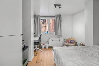 <span><strong>***alle informatie op www.connect-immo.be***</strong></span><br /><br /><strong>De Tiensestraat</strong><span> </span>ademt sfeer met zijn<span> </span><strong>heterogeen straatbeeld</strong>: enerzijds heb je de verschillende stijlen van historische gebouwen en anderzijds kan je er een combinatie vinden van woonhuizen, handelspanden en kantoren.<br /><br /><span>Niet alleen de leuke ligging van het pand is een troef maar ook de faciliteiten in de nabijheid zijn mooi meegenomen. Supermarkten, scholen, campussen, aula’s, faculteiten, printshops, apotheek… op wandel/ fietsafstand. Wil je graag een avondje stappen dan is de Oude Markt op wandelafstand. Ook voor een hapje en drankje ben je in de Parijsstraat/ Muntstraat/ Tiensestraat aan het juiste adres. Leuven zit vol met verborgen schatten en met een kot in de Tiensestraat zal het een dagelijkse ontdekking zijn.<br /></span><br /><span>Deze studentenresidentie is een </span><strong>vernieuwbouwproject</strong><span>. De renovatie wordt uitgevoerd met aandacht voor detail, afwerking en kwaliteitsvolle materiaalkeuze. Ook voldoet het gebouw aan </span><strong>de gevraagde strenge energiezuinigheidsnormen.</strong><span> De entiteiten zijn kamers eigen sanitair, dewelke volledig bemeubeld aangeboden worden. Bovendien is er </span><span>een gemeenschappelijke keuken aanwezig zodat studenten samen kunnen kokerellen! Een echte troef aan dit pand is de gemeenschappelijke buitenruimte, waar de studenten gezellig samen kunnen ontspannen!<br /></span><br /><span><strong><span>Interesse? Vraag je brochure op en plan uw bezoek in met onze Expert Investeringsvastgoed: Jacky@connect-immo.be of 0495 53 46 49</span><br /></strong></span><br /><span>EPC: 13 kWh/m2jaar - A label - 3010931</span><br /><strong>Verkoop onder het registratiestelsel</strong><br /><span>Wg, G</span><span>dv, Gvkr, Gvv</span>