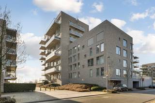 <p>Een adembenemend uitzicht over het Galgenweel en de skyline van Antwerpen, een lumineuze penthouse die grote rust uitstraalt.<br /><br />Een open inkomhal met ingemaakte kasten.<br />De leefruimte geeft via de grote schuifpuien toegang tot een zonovergoten terras.<br />De keuken voorzien van alle comfort met aansluitend een berging.<br />De master bedroom is achteraan gelegen en is uitgerust met ingemaakte kasten en ensuite badkamer met ligbad, lavabomeubel en toilet. Een klein terras.<br />De tweede slaapkamer is wederom voorzien van kamerhoge ingemaakte kasten en een aparte douchekamer met lavabomeubel en douche. <br />Overal parketvloeren. Apart toilet.<br />Verder een aangename bureauruimte met terras. Hier kan indien gewenst nog een derde slaapkamer van gemaakt worden.<br />Ondergronds geniet u van een grote garagebox en een kelderberging.</p>