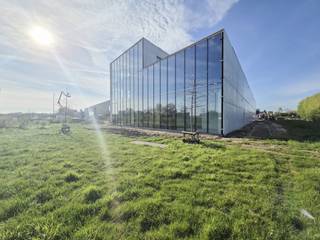 Op een absolute toplocatie, nabij de N16 en A12 en dichtbij alle nodige faciliteiten, bieden wij deze kantoorruimte aan.<br />Het kantoor is gelegen in een nieuwe KMO-zone Winning Puurs.<br /><br />De aangeboden ruimte is gelegen de eerste verdieping en biedt een oppervlakte van 202 m². Deze ruimte is te bereiken via trap of lift. <br /><br />Optioneel kan er op de bovenste verdieping nog extra kantoorruimte of appartement worden bij gehuurd. <br /><br />De ruimte wordt casco aangeboden, waardoor je de mogelijkheid hebt om deze volledig naar eigen smaak af te werken. Momenteel zijn alle technieken verwerkt, dus je hoeft enkel de afwerking te voorzien.<br /><br />Er is een mogelijkheid om extra kantoorruimte of appartement te huren. <br /><br />Er zijn vier autostaanplaatsen in de huurprijs inbegrepen.<br /><br />De huurprijs is exclusief BTW en onroerende voorheffing.<br />De gemeenschappelijke kosten zijn nog te bepalen.<br /><br />Heb je interesse in deze kantoorruimte?<br />Neem gerust contact op via yordi@julimmo.be of 03 303 39 36.