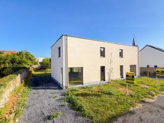 <p>Moderne HALFOPEN NIEUWBOUWWONING met ZONNIGE TUIN, DUURZAME TECHNIEKEN en een EIGENTIJDSE AFWERKING in het landelijke Everbeek. Deze stijlvolle woning combineert STRAK DESIGN met MAXIMAAL WOONCOMFORT. U geniet hier van een OPEN EN LICHTRIJKE LEEFRUIMTE met GROTE RAAMPARTIJEN die een mooi zicht en directe toegang bieden tot de TUIN. Aansluitend vindt u een MODERNE KEUKEN MET KOOKEILAND, ideaal voor wie houdt van gezellig koken en praktisch wonen. Op het gelijkvloers is er bovendien een PRAKTISCHE BERGING/WASPLAATS voorzien. De verdieping omvat DRIE VOLWAARDIGE SLAAPKAMERS, berging en een STIJLVOL INGERICHTE BADKAMER, perfect afgestemd op het comfort van een gezin of koppel. Buiten geniet u in alle rust van de tuin en de GROENE, LANDELIJKE OMGEVING. Gelegen in het charmante Everbeek, deelgemeente van Brakel, biedt deze ENERGIEZUINIGE WONING een aangename combinatie van hedendaags wonen, ruimte en natuur.<br /><br /><span><u>Sommige beelden in deze publicatie werden met behulp van artificiële intelligentie gegenereerd!</u></span><br /><br />Adres: Maandagstraat 2C te Brakel<br /><br />P-score: A, G-score: A; Bestuursmaatregelen in het maatregelenregister: neen.</p>