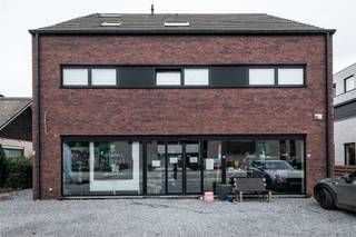 <p>Dit ruime handelspand biedt een uitstekende gelegenheid voor diverse commerciële activiteiten (retail, showroom, kantoor,...) dankzij de open structuur en strategische ligging. Het pand heeft een totale oppervlakte van ca. 380m², verdeeld over een gelijkvloers en een kelderverdieping. Ideaal voor ondernemers die op zoek zijn naar een flexibele ruimte met tal van mogelijkheden. Daarnaast is er voldoende parkeergelegenheid voor klanten en personeel. De winkel is goed bereikbaar en ligt in de dorpskern van Begijnendijk.<br /><br />Voor meer informatie of een bezoek, neem gerust contact op via vastgoed@gysemansgroep.be of 016 365 365.</p>