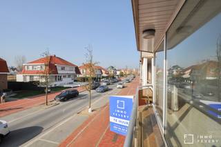 <p>Dit ongemeubeld, goed onderhouden tweeslaapkamerappartement is gelgen in de Koningslaan. Het appartement geniet van veel natuurlijk lichtinval en een open zicht op de villa's en het Zegemeer. Inclusief een garagebox in het gebouw!<br /><br />Indeling: ruime inkomhal met gastentoilet en aparte berging. Open leefruimte met een gevelbreedte van maar liefst 6m. Aansluitend aan de woonkamer is de halfopen geïnstalleerde keuken voorzien van een vaatwasmachine, koelkast met diepvriesvakje, oven en kookplaat. Er is veel bergruimte in de keuken en ruimte om een ontbijttafel te zetten. Beide slaapkamers zijn voorzien van rolluiken en hebben ingemaakte kasten. Elke slaapkamer heeft toegang tot het balkon aan de achterkant van de residentie. Slaapkamer 1 heeft aansluitend een badkamer met ligbad, dubbele wastafel en een toilet. Slaapkamer 2 heeft een douchekamer met douchecel en wastafel. Er is aansluiting voor een wasmachine in de doucekamer. <br />Er is een uitzonderlijk ruime kelder en een fietsenstalling in het gebouwen, gelegen op -1. <br /><br />De huurprijs is inclusief een makkelijke bereikbare, gesloten garagebox, gelegen op het gelijkvloers in de residentie.<br />Afmetingen: lengte: 6m10, breedte op het smalste punt: 2m35, breedte op het breedste punt: 2m90.<br /><br />De gemeenschappelijke onkosten zijn inbegrepen in de huurprijs. Het appartement is onmiddellijk beschikbaar.</p>
<p>Contacteer ons voor meer informatie of een bezoek ter plaatse via 050 66 20 20 of via info@immofevery.be!</p>