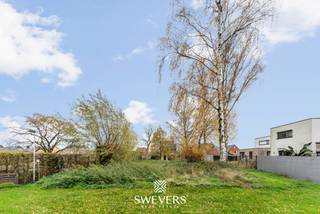 Interesse? Meer informatie op www.SWEVERS.be. - Deze bouwgrond van 8a 8ca in de rustige Kleine Herenweide te Diepenbeek biedt een unieke kans voor...