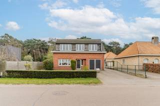 RUIME WONING MET UITZONDERLIJK POTENTIEEL OP GROOT GROEN PERCEELIn een groene en uiterst rustige omgeving bevindt zich deze ruime te renoveren woning...