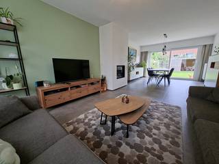 <p>Instapklare energiezuinige woning met 4 slaapkamers te Sint-Kruis</p><p>Op zoek naar een gezinswoning waar je meteen kunt intrekken? Deze woning in Sint-Kruis, gerenoveerd in 2015, ligt op wandelafstand van scholen, winkels en openbaar vervoer (Mobiscore 8,4/10).</p><p>Met 151 m² bewoonbare oppervlakte op een perceel van 231 m², vier slaapkamers en een geïsoleerde zolder van 75 m² is er plaats voor het gezin, thuiswerk of hobby’s. De zolder kan bovendien omgevormd worden tot extra kamers. Dankzij EPC B (score 102 kWh/(m² jaar)), zonnepanelen van 3,2 kWp en een conforme elektrische installatie geniet je van een energiezuinige woning zonder renovatieplicht.</p><p>Indeling van de woning:<br />-Gelijkvloers: inkomhal (9m²), WC (1,2 m²), leefruimte (34 m²), keuken (12 m²) & inpandige garage (16 m²) met elektrische sectionaalpoort & oprit.<br />-Eerste verdieping: 4 slaapkamers (18, 16, 12, 11 m²) en 1 recent gerenoveerde badkamer (2021, 5 m²) met WC.<br />-Zolder: ruime, geïsoleerde zolder (60 m²)</p><p>Troeven.:<br />-EPC B (EPC score 102 kWh/(m² jaar)): geen renovatieplicht,<br />-conforme elektrische installatie & asbestveilig<br />-zonnepanelen (3,2 kWp)<br />-gezellige leefruimte met veel lichtinval & houthaard (inbouwcassete)<br />-vier volwaardige slaapkamers<br />-mogelijkheid tot omvormen zolder tot bijkomende kamers<br />-recent gerenoveerde (2021) & praktische badkamer<br />-heraangelegde tuin, toegankelijk via keuken en leefruimte, met terras, tuinhuis & overdekte lounge</p><p>Interesse? Neem rechtstreeks contact op met de eigenaar voor meer informatie of om een bezoek in te plannen tijdens onze kijkdag op 7 november.</p><p>Tel.:<br />E-mail:</p>